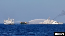 资料照:中国海警舰只用水炮冲击拦截菲律宾的补给船。(2024年3月4日)