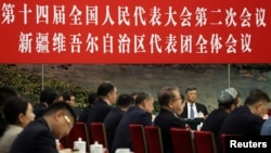 中国新疆维吾尔自治区党委书记马兴瑞在全国人大会议期间出席新疆代表团全体会议。(2024年3月7日)