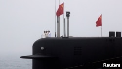 资料照:一艘中国海军潜艇在青岛港外参加庆祝解放军建军70周年的检阅活动。(2019年4月23日)