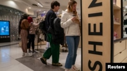 美国纽约时报广场Forever 21店内销售的中国便宜服装品牌Shein。(2023年11月10日)