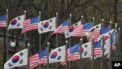 资料照片:美国和韩国国旗