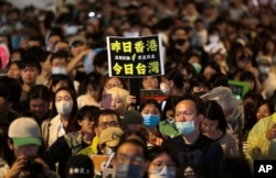 支持执政党民进党的民众聚集台湾立法院外,举着“昨日香港,今日台湾”的标语牌。(2024年5月28日)