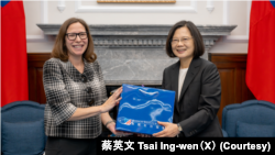 台湾总统蔡英文在台北会晤到访的美国在台协会主席罗森伯格(Laura Rosenberger)。(照片来自蔡英文总统的X社媒平台)