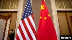 北京钓鱼台国宾馆为迎接美国财长耶伦的到访竖立的美中国旗。(2023年7月8日)
