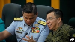 菲律宾海岸警卫队发言人杰伊·塔里拉准将 (左)和菲律宾武装部队发言人梅德尔·阿吉拉尔上校在记者会上。(资料照 2023年10月23日)