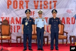 参加菲律宾和越南海岸警卫队首次联合演习的两国军官在马尼拉合影。(2024年8月5日)