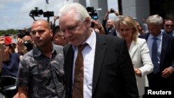 维基解密创始人朱利安·阿桑奇(Julian Assange)与他的律师巴里-波拉克(Barry Pollack)和詹妮弗·罗宾逊(Jennifer Robinson)在听证会后从位于塞班岛的美国地区法院外走出。(2024年6月26日)