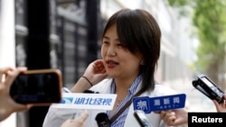 单身女子徐枣枣(化名)在北京第三中级人民法院前。她将北京妇产医院告上法庭因该医院拒绝她的冻卵要求。(2023年5月9日)
