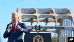 သမ္မတ Joe Biden က Alabama ပြည်နယ်၊ ဆဲလ်မာမြို့က Edmund Pettus တံတားမှာ၅၈ နှစ်မြောက် “Bloody Sunday,” အမှတ်တရမိန့်ခွန်းပြောကြားစဉ်။ (မတ်လ ၅၊ ၂၀၂၃)