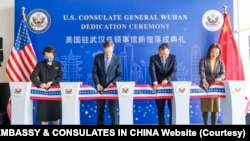美国驻中国大使伯恩斯(左二)在武汉主持美国驻武汉总领事馆新馆落成仪式。(2024年3月28日)