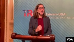 美国在台协会理事主席劳拉·罗森伯格在国会山《台湾关系法》45周年庆祝活动发表讲话。(2024年3月6日,美国之音锺辰芳拍摄)