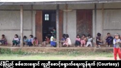 ကရင်နီပြည်မှာ စစ်ကြောင့် နေရပ်စွန့်ခွာတိမ်းရှောင်နေရသူများ (ဓာတ်ပုံ - ကရင်နီပြည် စစ်ဘေးရှောင် ကူညီစောင့်ရှောက်ရေးကွန်ရက်)