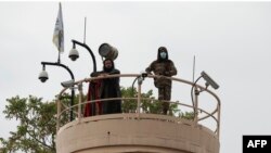 塔利班士兵在美国驻阿富汗大使馆外的塔楼上进行监视。(2022年4月12日)