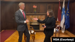 Міністр закордонних справ Латвії Кріш'яніс Каріньш та журналістка Голосу Америки Мирослава Гонгадзе.