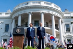 美国总统拜登周三在白宫南草坪会晤到访的韩国总统尹锡悦。(2023年4月26日)