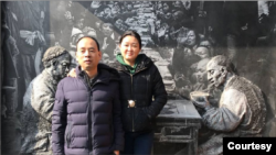 卢思位妻子张春晓(右)为丈夫被送中感到震撼。(张春晓提供)