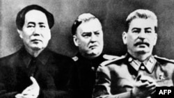 资料照:中国前领导人毛泽东1949年访问苏联期间与苏联领导人斯大林出席会议。