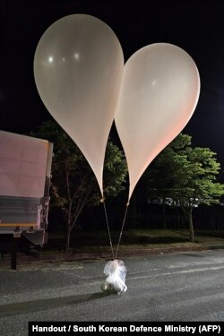韩国国防部发布照片显示,韩国忠清南道出现朝鲜气球运来的不明垃圾和宣传品。(2024年5月28日至29日)
