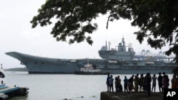 人们在印度戈奇港观看印度海军首艘国产航母“维克兰特”号(INS Vikrant)驶离港口试航。(2022年7月2日 )