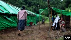 မိုင်းကြောင့် ခြေတဖက်ဆုံးရှုံးခဲ့ရသူ အမျိုးသမီးတဦးကို ဖယ်ခုံမြို့အနီး စစ်ဘေးရှောင်စခန်းမှာ တွေ့ရစဉ် (ဇူလိုင် ၂၉၊ ၂၀၂၃)