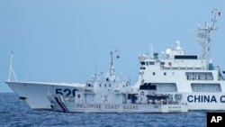 2023年4月23日,一艘中国海警船在南中国海有争议海域拦截菲律宾的海岸警卫队巡逻船,险些造成撞船事故。