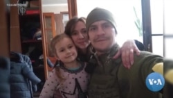 VOA英语视频:英雄的孩子:阵亡乌军的幼女承受战争之痛 VOA英语视频:英雄的孩子:阵亡乌军的幼女承受战争之痛