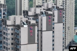 中国江苏南京一处公寓楼上的恒大标识。(2023年8月17日)