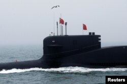 资料照:一艘中国海军潜艇在青岛港外参加庆祝解放军建军70周年的检阅活动。(2019年4月23日)