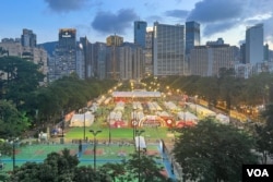 2023年6月4日入夜后的香港维园,悼念六四的烛光不再,取而代之的是一场庆祝香港回归中国26周年的美食市集。(美国之音记者邓凯欣拍摄)