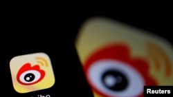 中国社媒体微博在移动手机上的应用标识。资料照