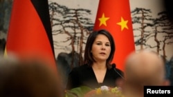德国外长安娜莱娜·贝尔伯克与中国外长秦刚在北京钓鱼台国宾馆出席联合记者会时讲话。(2023年4月14日)