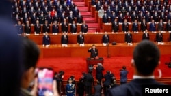 中国领导人习近平在北京人大会堂举行的全国人大会议上宣誓连任国家主席第三任期。(2023年3月10日)