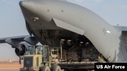 资料照片:2023年4月26日,一名美国空军人员在尼日尔20 号空军基地从一架 “C-17 环球霸王 -3”上卸下货物。(美国空军提供照片)