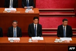 左起:李强、栗战书和习近平在北京人大会堂出席全国政协会议开幕式。(2023年3月4日)