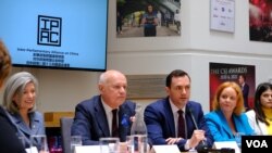 美国与中国共产党战略竞争特设委员会主席加拉格尔(Rep. Mike Gallagher)2023年5月19日到访伦敦,并会见对华政策跨国议会联盟的英国国会议员。(美国之音/郑乐捷)