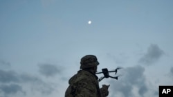 2023年9月3日,一名乌克兰士兵在乌克兰顿涅茨克地区巴赫穆特附近发射一架无人机,这里是乌克兰顿涅茨克地区与俄罗斯军队激战的地点。 (美联社)