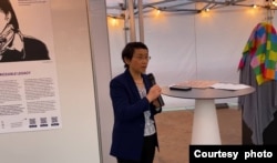目前被中国当局关押的维权律师丁家喜的妻子罗胜春在日内瓦现场讲话,称中国人权状况在习近平统治下每况愈下 (美国之音/李伯安)