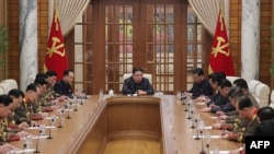 这张未注明日期的照片由朝鲜官方的朝鲜中央通讯社于2023年3月12日发布,照片显示朝鲜领导人金正恩在平壤举行的朝鲜劳动党第八届中央军事委员会会议上。