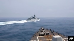 6月3日,中国一艘军舰“危险地‘快速超越在台湾海峡的美国”钟云“号( USS Chung-Hoon) 驱逐舰,两舰相距不足150米。