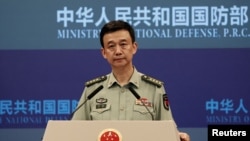 中国国防部发言人吴谦在北京的记者会上。(2023年8月31日)