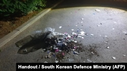 韩国国防部发布照片显示,首尔街头被朝鲜气球运来的垃圾和宣传品污染。(2024年5月28日至29日)