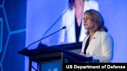 美国国防部副部长凯瑟琳·希克斯(Kathleen Hicks)2023年8月28日国防工业协会(NDIA)新兴技术会议上发表讲话。(美国国防部照片)