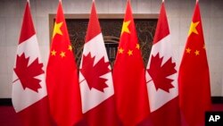 资料照 片:中加两国国旗。