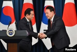 日本首相岸田文雄和韩国总统尹锡悦在首尔会晤后举行联合记者会。(2023年5月7日)