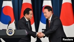 2023年5月7日,日本首相岸田文雄和韩国总统尹锡悦在首尔会晤后举行联合记者会。(路透社照片)