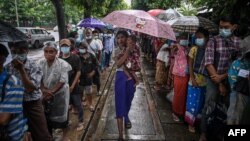 ယခင်မှတ်တမ်းရုပ်ပုံ | အာဟာရဒါနလှူဒါန်းတာကို တန်းစီနေကြတဲ့ ရန်ကုန်မြို့ခံများ (သြဂုတ် ၁၇၊ ၂၀၂၂)