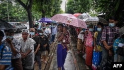 ယခင်မှတ်တမ်းရုပ်ပုံ | အာဟာရဒါနလှူဒါန်းတာကို တန်းစီနေကြတဲ့ ရန်ကုန်မြို့ခံများ (သြဂုတ် ၁၇၊ ၂၀၂၂)