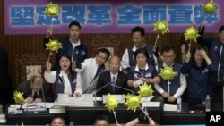 台湾立法院就改革草案举行投票之际,立法院长韩国瑜面对会场支持与反对国会改革方案的两派人士。(2024年5月28日)