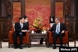 中国总理李强在北京会见到访的日本外相林芳正。(2023年4月3日)