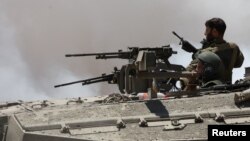 2024年5月16日,以色列士兵坐在以色列-加沙边境附近的一辆坦克里。(路透社照片)